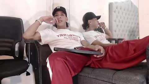 robert_kingg online show from May 15, 7:10 pm