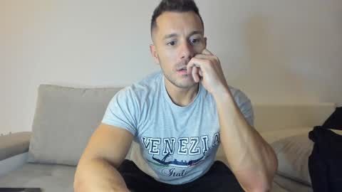 Snapshot of roberto4ever chatting on January 9, 6:15 pm roberto4ever online show from January 9, 6:15 pm