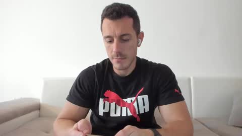Snapshot of roberto4ever chatting on February 11, 12:48 pm roberto4ever online show from February 11, 12:48 pm