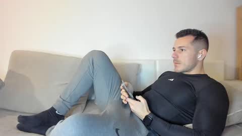 Snapshot of roberto4ever chatting on March 7, 4:33 pm roberto4ever online show from March 7, 4:33 pm