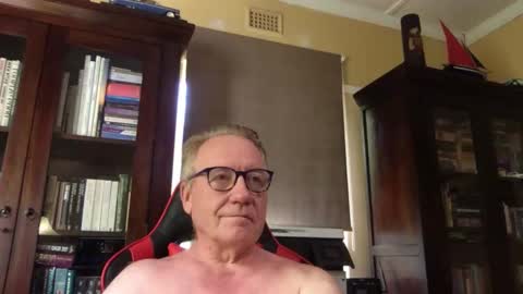 Snapshot of roberttherabbit chatting on December 7, 8:11 am RobertTheRabbit online show from December 7, 8:11 am