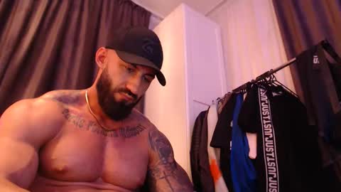 Snapshot of roccoomuscles chatting on October 24, 8:27 pm roccoomuscles online show from October 24, 8:27 pm
