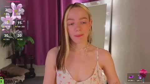 Snapshot of rockett_bunny chatting on June 18, 12:44 am Rockett online show from June 18, 12:44 am