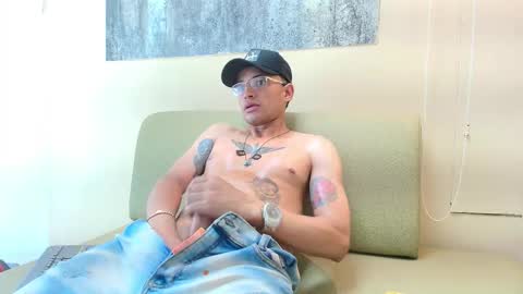 roger_flyn online show from December 22, 9:34 pm