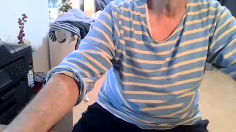 Snapshot of rolandloser1000 chatting on December 19, 8:23 am rolandloser1000 online show from December 19, 8:23 am