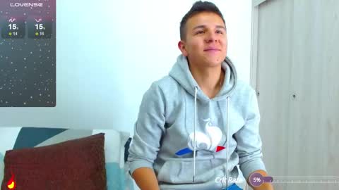 Snapshot of rolos_hot32 chatting on February 18, 3:43 pm rolos_hot32 online show from February 18, 3:43 pm