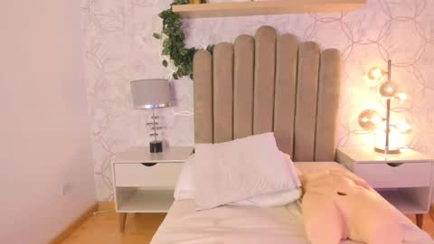 Snapshot of roma_love_ chatting on December 6, 4:06 pm   online show from December 6, 4:06 pm