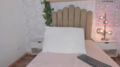 Snapshot of roma_love_ chatting on October 4, 12:03 pm   online show from October 4, 12:03 pm