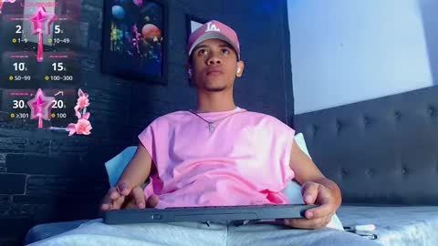 Snapshot of romancartier_ chatting on October 18, 10:38 am Roman Cartier online show from October 18, 10:38 am