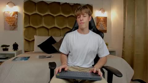 Snapshot of romeo_ricci1 chatting on February 17, 9:32 pm Romeo Ricci online show from February 17, 9:32 pm