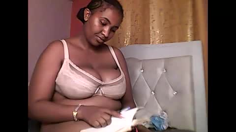 Snapshot of romina_26 chatting on May 6, 7:08 pm Romina 26 online show from May 6, 7:08 pm