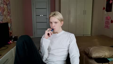 Snapshot of ron_vilss chatting on February 19, 7:37 am Ron online show from February 19, 7:37 am