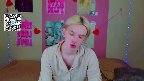 Snapshot of ron_vilss chatting on February 24, 4:32 am Ron online show from February 24, 4:32 am