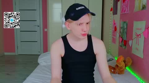 Snapshot of ron_vilss chatting on March 18, 6:16 am Ron online show from March 18, 6:16 am