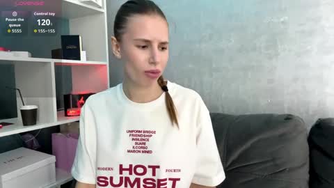 Ketlyn  is here now  help me get 50 thumbs up pls  online show from April 6, 3:35 pm