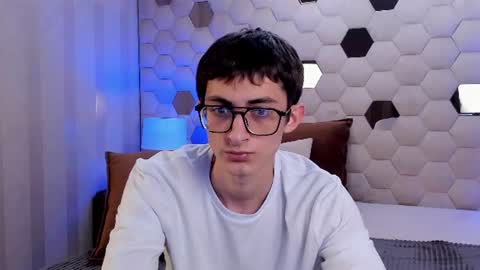 Snapshot of ronbevs chatting on July 1, 7:24 pm ronbevs online show from July 1, 7:24 pm