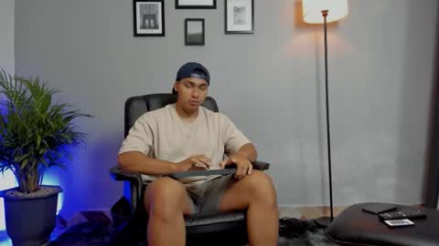 Snapshot of ronnie_canford chatting on January 12, 4:56 pm RonnieCanford online show from January 12, 4:56 pm