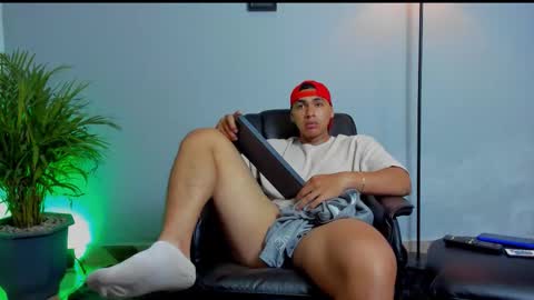 Snapshot of ronnie_canford chatting on February 20, 6:26 am RonnieCanford online show from February 20, 6:26 am