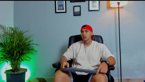 Snapshot of ronnie_canford chatting on February 23, 5:54 pm RonnieCanford online show from February 23, 5:54 pm