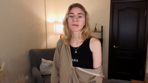 Snapshot of rosa_jones_ chatting on October 8, 8:01 am Emma online show from October 8, 8:01 am