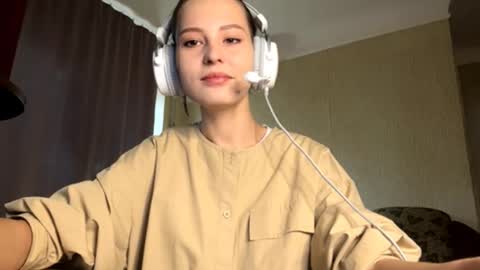 Snapshot of rosaliabugge chatting on October 3, 8:22 am Mia online show from October 3, 8:22 am