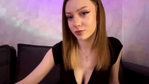 rosaliehue online show from May 5, 6:38 pm