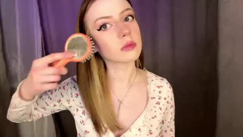 rosaliehue online show from May 17, 6:59 pm