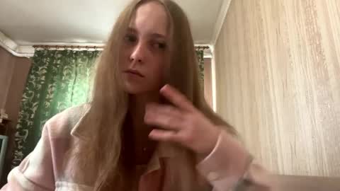 Snapshot of rosariamohre chatting on April 1, 5:41 am Emma online show from April 1, 5:41 am