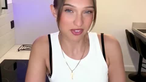 Snapshot of rosebella_ chatting on September 26, 3:16 pm Bella online show from September 26, 3:16 pm