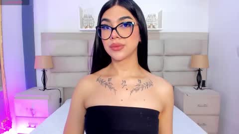 Snapshot of rosecassie chatting on October 2, 1:18 pm Rose online show from October 2, 1:18 pm