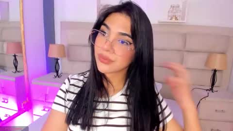 Snapshot of rosecassie chatting on October 20, 1:44 pm Rose online show from October 20, 1:44 pm