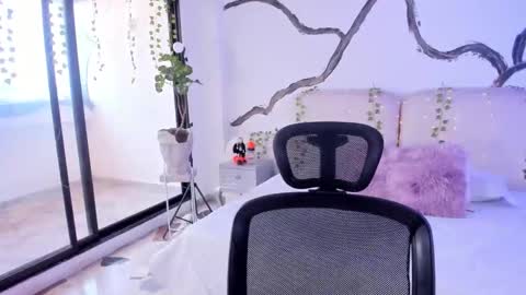 Snapshot of rosecassie chatting on October 30, 1:45 pm Rose online show from October 30, 1:45 pm