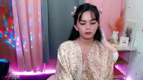 Snapshot of rosella_xx chatting on April 12, 8:36 pm TONETH online show from April 12, 8:36 pm