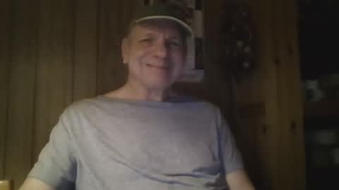 Snapshot of roses2u1958 chatting on December 18, 12:54 am roses2u1958 online show from December 18, 12:54 am