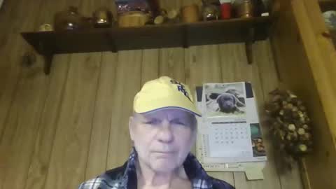 Snapshot of roses2u1958 chatting on April 1, 12:44 am roses2u1958 online show from April 1, 12:44 am