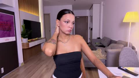 Roshelle online show from May 9, 11:15 am