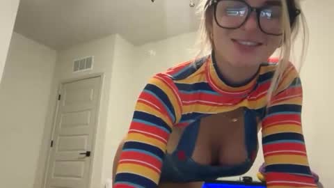Snapshot of rosiecheeksxoxo chatting on October 22, 1:06 am Rosie online show from October 22, 1:06 am