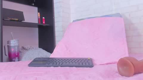 Snapshot of rosse_thompson11 chatting on February 18, 8:14 pm rosse_thompson11 online show from February 18, 8:14 pm