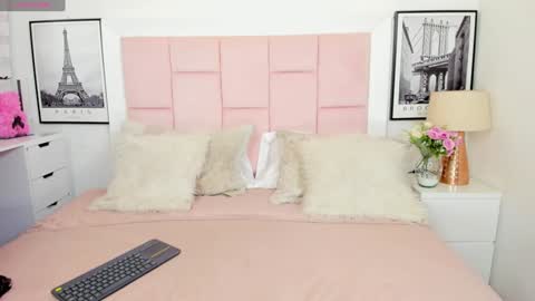 Snapshot of rousefox1 chatting on February 4, 8:13 am Valeria online show from February 4, 8:13 am