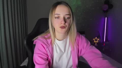 Snapshot of rousereed chatting on December 22, 7:33 am Rouse online show from December 22, 7:33 am