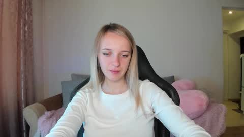 Snapshot of rousereed chatting on October 4, 6:33 am Rouse online show from October 4, 6:33 am