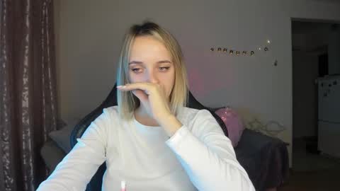 Snapshot of rousereed chatting on October 25, 6:43 am Rouse online show from October 25, 6:43 am