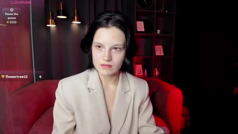 rowenmoon online show from December 18, 2:23 pm