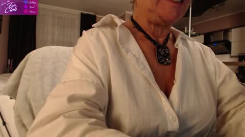 Snapshot of roxana_brooks chatting on December 6, 5:22 pm Roxana online show from December 6, 5:22 pm