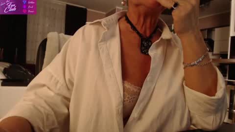 Snapshot of roxana_brooks chatting on December 9, 5:52 pm Roxana online show from December 9, 5:52 pm