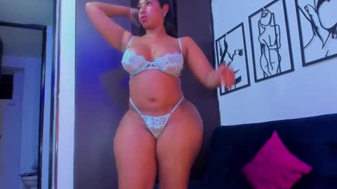 Snapshot of roxanasmiith chatting on December 21, 6:19 am Roxxx Thee Stallion online show from December 21, 6:19 am