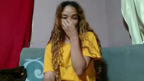 roxanne_98 online show from May 7, 10:48 pm