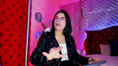 roxanne_han online show from May 13, 12:13 pm