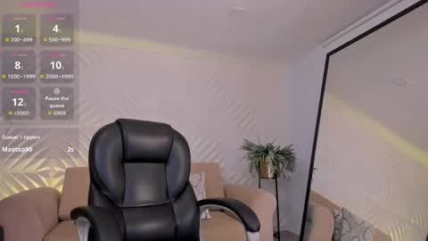 Snapshot of roxannehill_ chatting on May 31, 12:23 pm Roxanne Hill online show from May 31, 12:23 pm