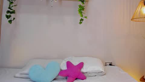 Snapshot of roxannemorguet_ chatting on March 26, 12:00 pm Roxanne Morguet online show from March 26, 12:00 pm